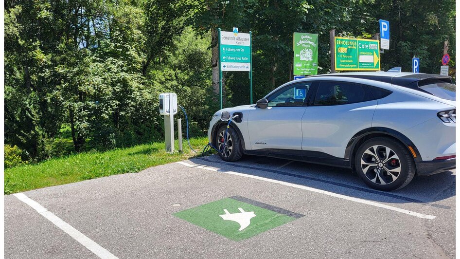 E-Tankstelle Scheichlmühle, Altaussee, Auto ladet | © Petra Kirchschlager