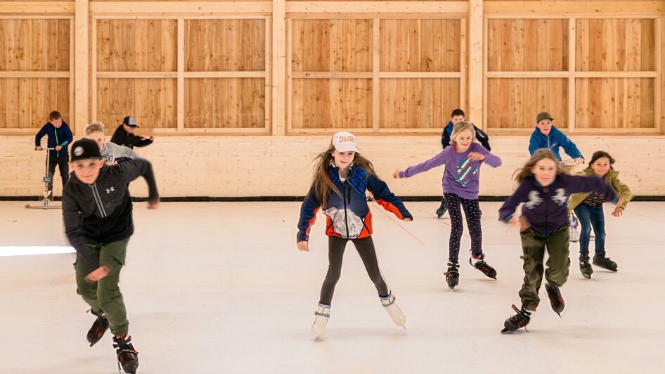 Kinder in der Eislaufhalle Zloam | © Narzissendorf Zloam, www.zloam.at