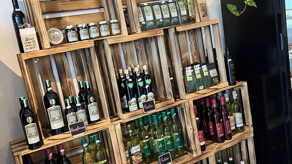 Fiedler's Bauernstüberl mit Bauernladen-Wein | © Bettina Fiedler