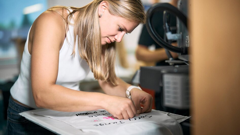 Beklebung oder Bestickung von Textilien