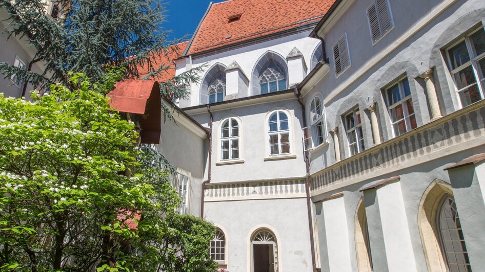 Innenhof des Franziskanerklosters Graz im Frühling | © Graz Tourismus-Harry Schiffer