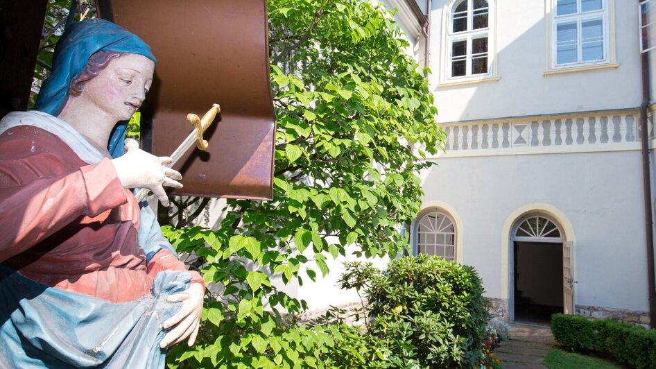 Statue im Klostergarten des Franziskanerklosters G | © Graz Tourismus-Harry Schiffer