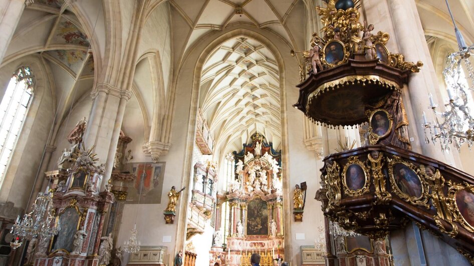 Innenraum der Franziskanerkirche Graz mit Hochalta | © Graz Tourismus-Harry Schiffer
