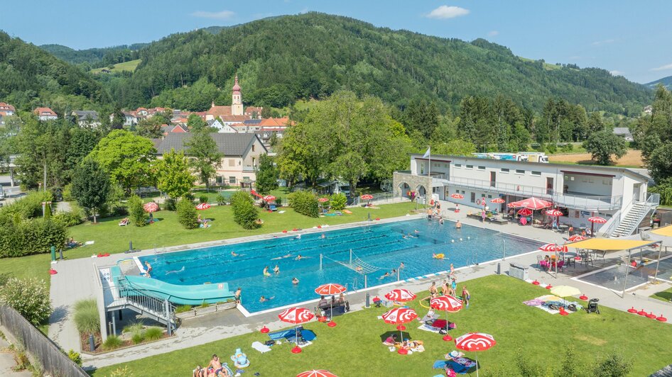 Outdoor pool Anger_Aerial view_Eastern Styria | Helmut Schweighofer | © Oststeiermark Tourismus Freibad Anger_Luftaufnahme_Oststeiermark | © Oststeiermark Tourismus