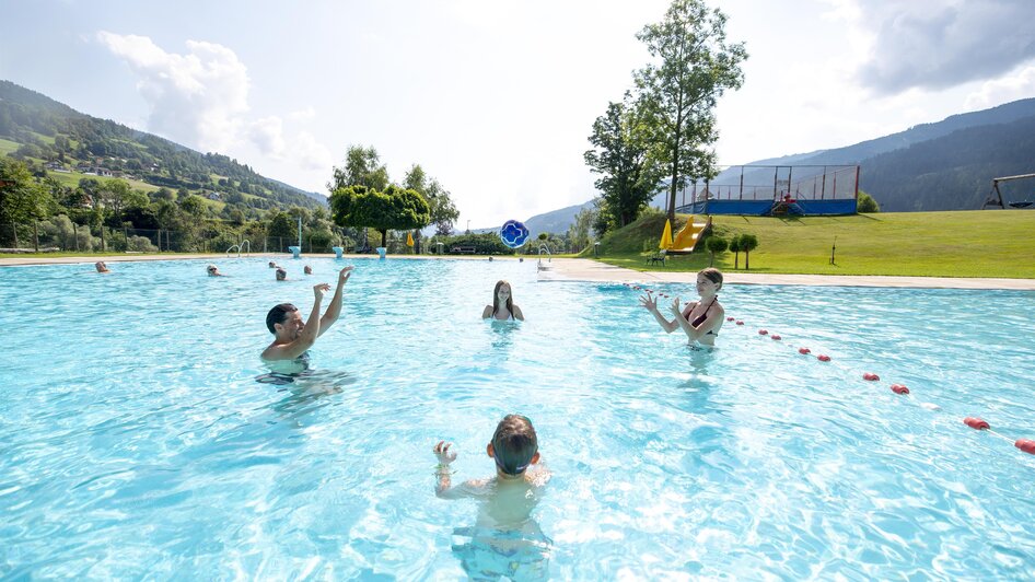 Ball spielen im Wasser | © TV Murau, Tom Lamm