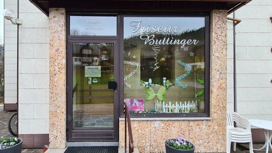 Friseur Buttinger Eingang | © Stephanie Bor