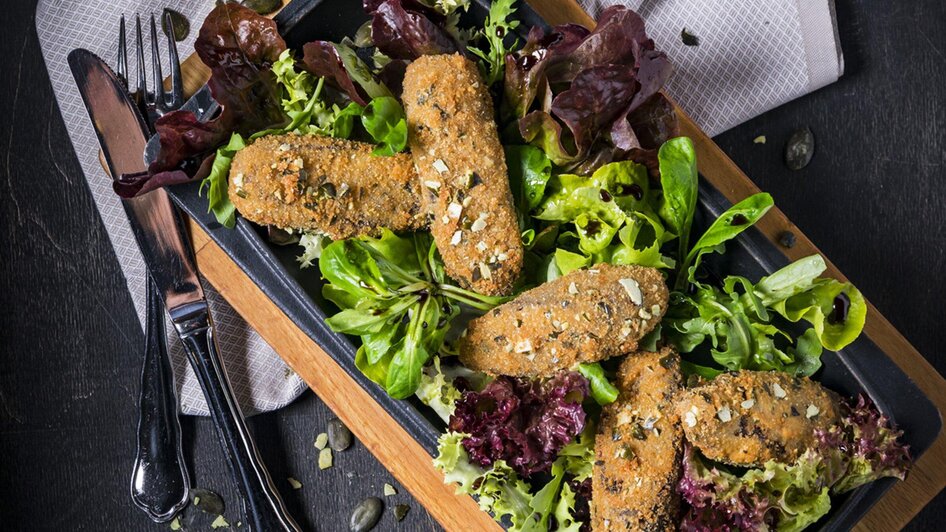 Gösser Bräu - Steirischer Backhendlsalat | © Gösser Bräu - Werner Krug Gösser Bräu - Steirischer Backhendlsalat | © Gösser Bräu - Werner Krug