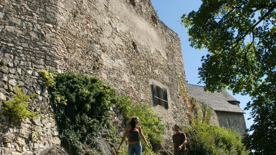 Spaziergang bei der Burgruine Gösting in Graz | © Region Graz-Hans Wiesenhofer