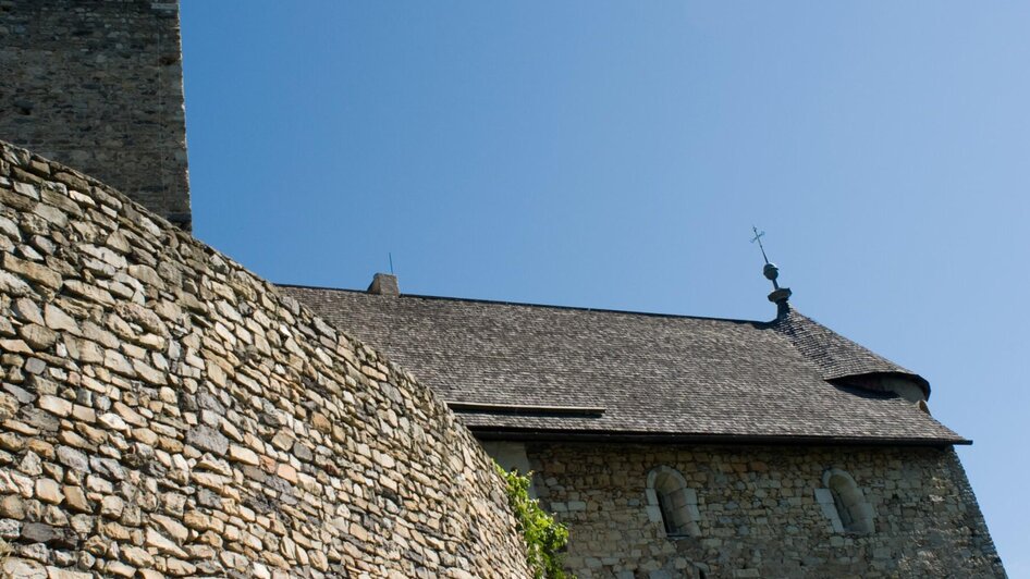 Mauer und Kapelle der Burgruine Gösting bei Graz | © Region Graz-Hans Wiesenhofer