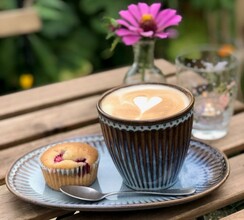 Cappuccino & Tageskuchen | © Lina Libelle