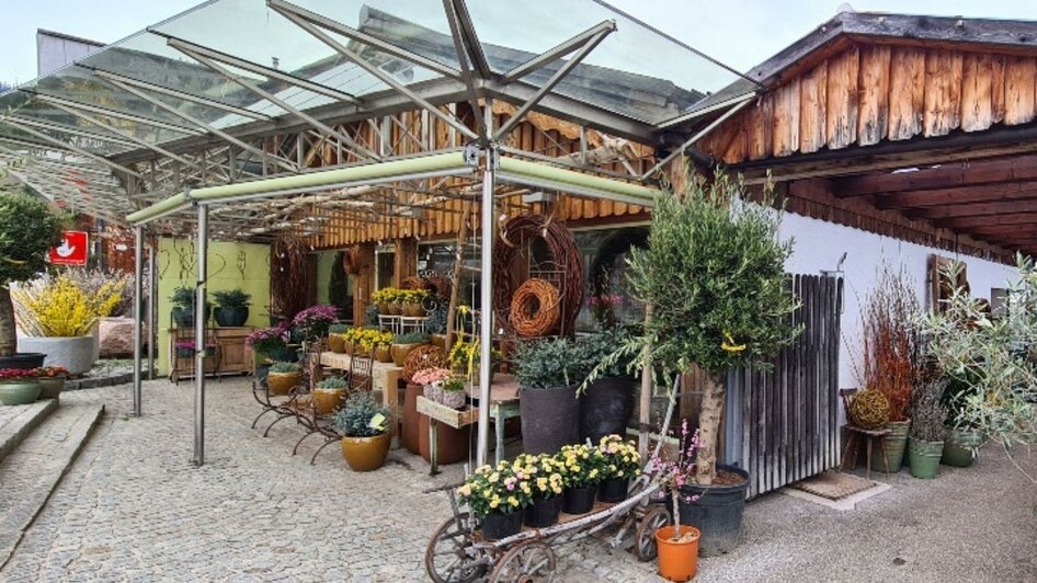 Reischenböck, Altaussee, Eingang Blumen | © Stepahnie Bor