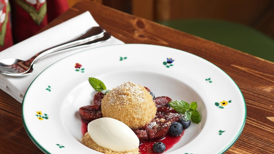 Zwetschkenknödel mit Kaffee | Mayer mit Hut | © TAUROA GmbH Zwetschkenknödel mit Kaffee | © TAUROA GmbH