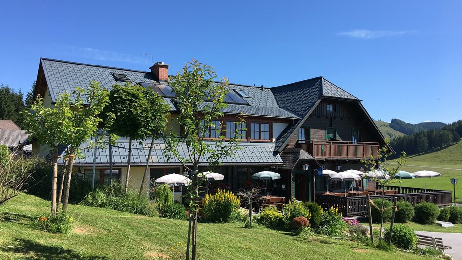 Almgasthaus Angerwirt_Haus Garten_Oststeiermark | © Almgasthof Angerwirt