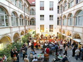 Konzertabend im Generalihof Graz – Innenhof mit Fl | © Graz Tourismus-Harry Schiffer