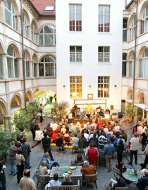 Konzertabend im Generalihof Graz – Innenhof mit Fl | © Graz Tourismus-Harry Schiffer | © Graz Tourismus-Harry Schiffer