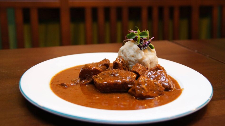 Glöckl Bräu - Rindsgulasch mit Knödel | © Glöckl Bräu