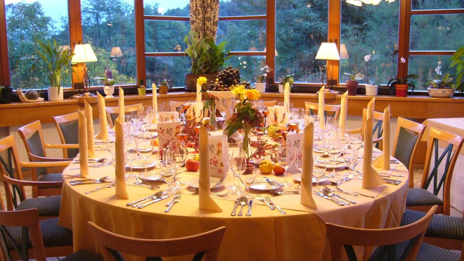 Häuserl im Wald - Festtafel mit Ausblick | © Häuserl im Wald - Legenstein