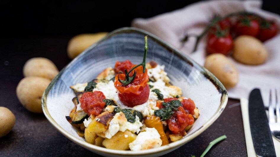 Erdaefpelgnocchi mit Bioschafkaese und Grillgemuese | © Huegellandhof