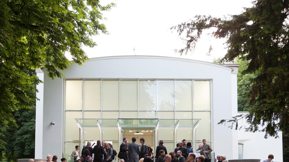 Besuchereröffnung vor der Halle für Kunst in Graz | © Maria Schnabl