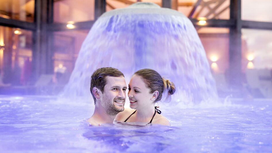 Pärchen im Wasser | © Heiltherme Bad Waltersdorf