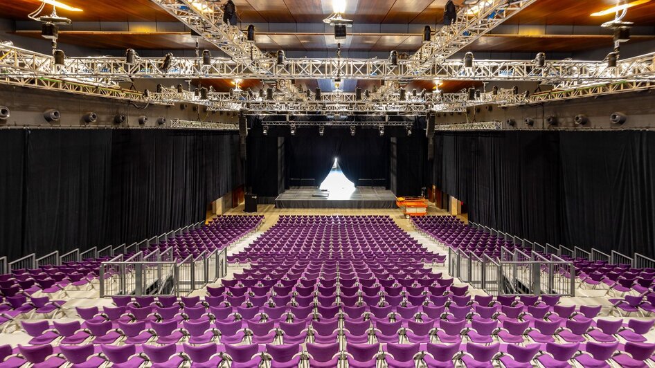 Bühne und Zuschauerraum der Helmut List Halle Graz | © Graz Tourismus-Harry Schiffer