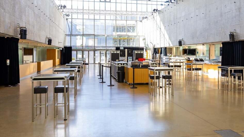 Foyer der Helmut List Halle in Graz mit Tageslicht | © Graz Tourismus-Harry Schiffer