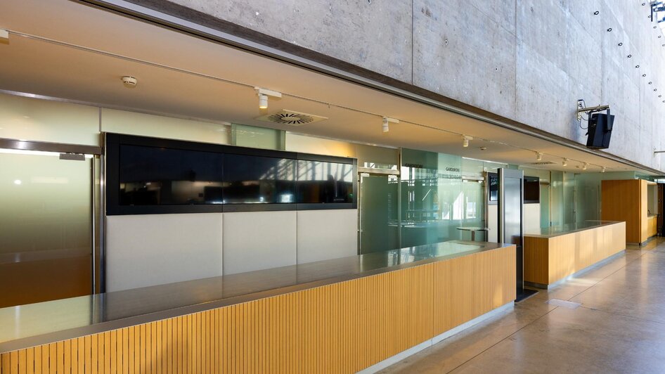 Moderne Theke im Foyer der Helmut List Halle Graz | © Graz Tourismus-Harry Schiffer