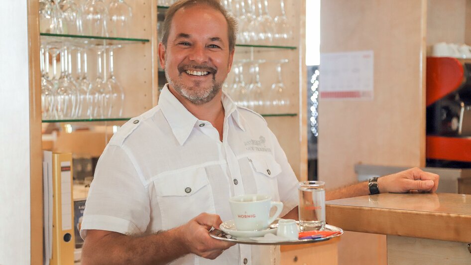 Herwig's Café Central_Kaffeservieren_Oststeiermark | © Tourismusverband Oststeiermark