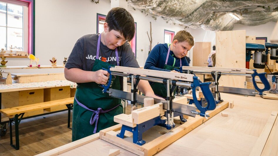 Volksschule in der Holzwerkstatt Zloam | © Karl Steinegger