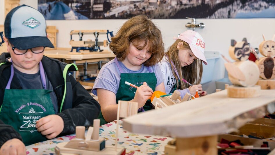 Volksschüler in der Holzwerkstatt Zloam | © Karl Steinegger