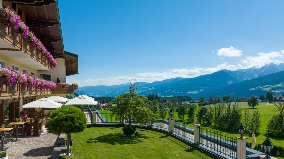 Sonnenterrasse mit Ausblick auf die Schladminger T | © Hans-Peter Steiner