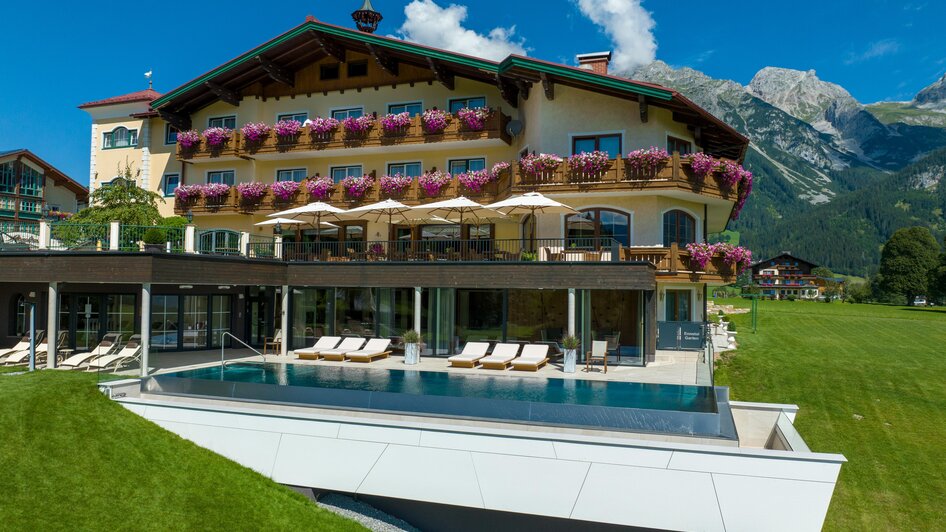 Ennstalerhof mit Sonnenterrasse und Ennstal Infini | © Hans-Peter Steiner