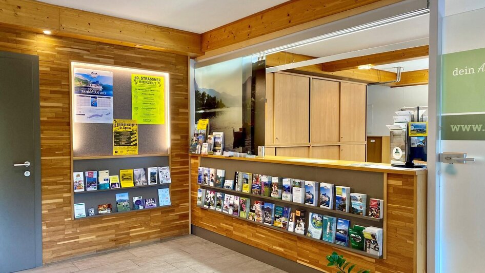 Informationsbüro, Grundlsee, Plakatwand | © Bettina Scheck
