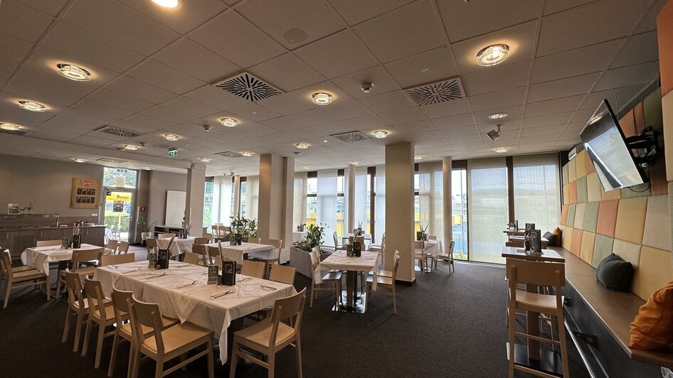 Sitzgelegenheiten im Buffetbereich | © JUFA Hotels