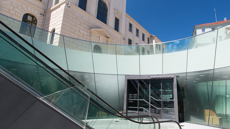 Eingang ins Joanneumsviertel Graz – Kulturzentrum | © Graz Tourismus-Harry Schiffer