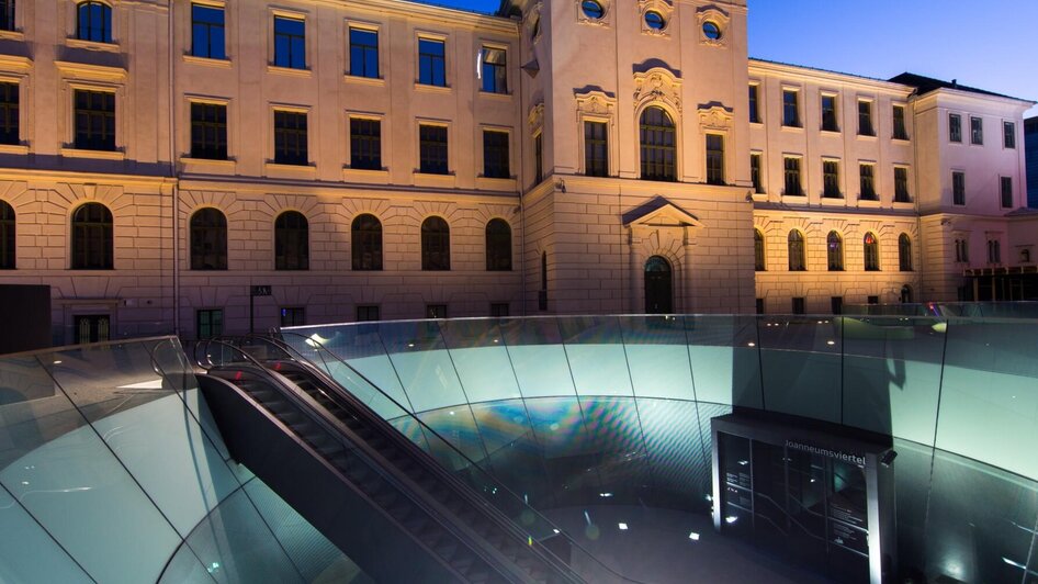 Joanneumsviertel Graz bei Abenddämmerung | © Graz Tourismus-Harry Schiffer