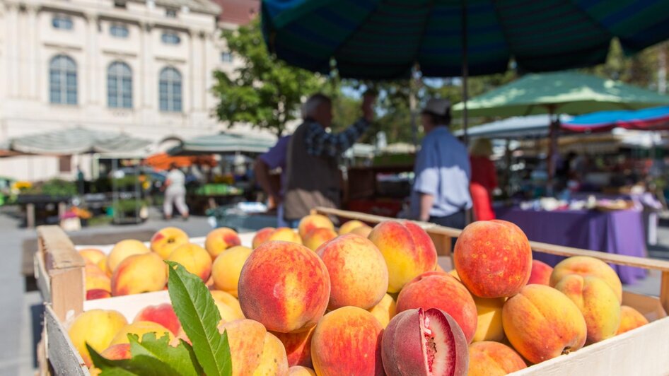 Kaiser Josef Markt - Frische Pfirsiche | © Graz Tourismus - Harry Schiffer
