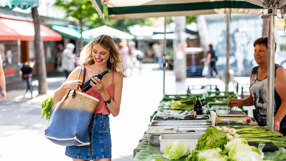 Kaiser Josef Markt - Kürbiskernöl am Markt | © Graz Tourismus - Tom Lamm
