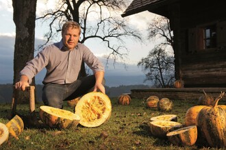 Herr Langreiter beim Kürbis putzen | © Kernöl Langreiterhof vlg. Matibauer