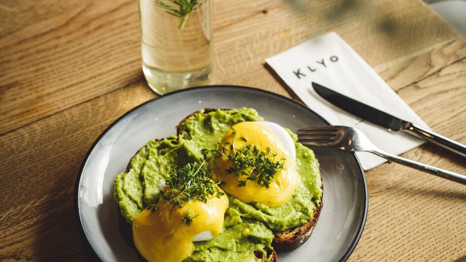 Klyo - Avocado-Brot & pochierte Eier | © Klyo - Aaron Jiang