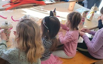 Kinder basteln in der Kreativwerkstatt Zloam | © Narzissendorf Zloam