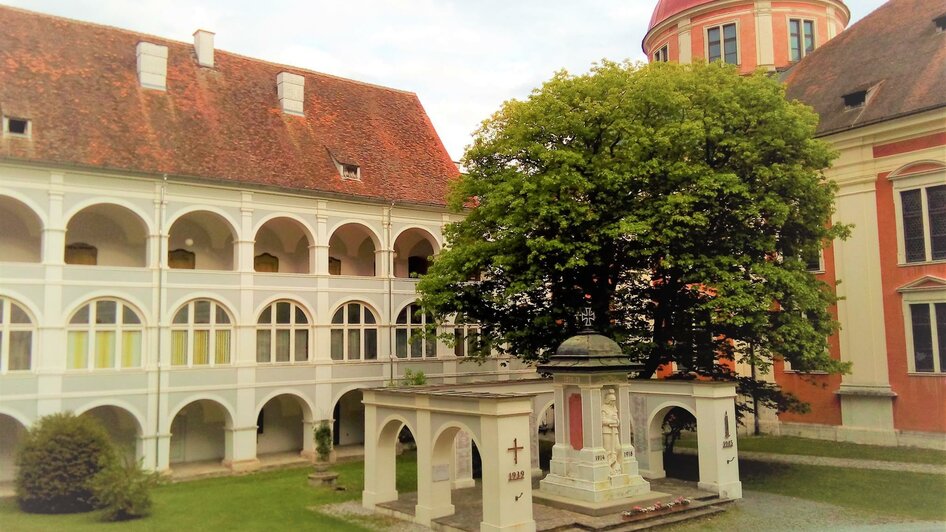 Kriegerdenkmalhof Pöllau_Innenhof_Oststeiermark | © Tourismusverband Oststeiermark