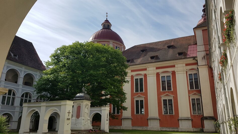 Kriegerdenkmalhof Pöllau_Arkaden_Oststeiermark | © Tourismusverband Oststeiermark