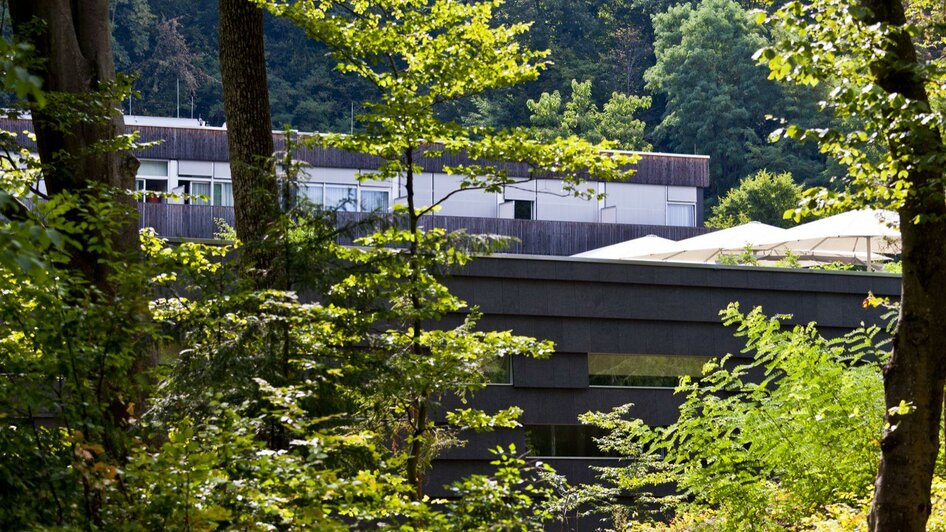 Blick zur Therme der Ruhe im Kurpark | © TVB Thermen- & Vulkanland