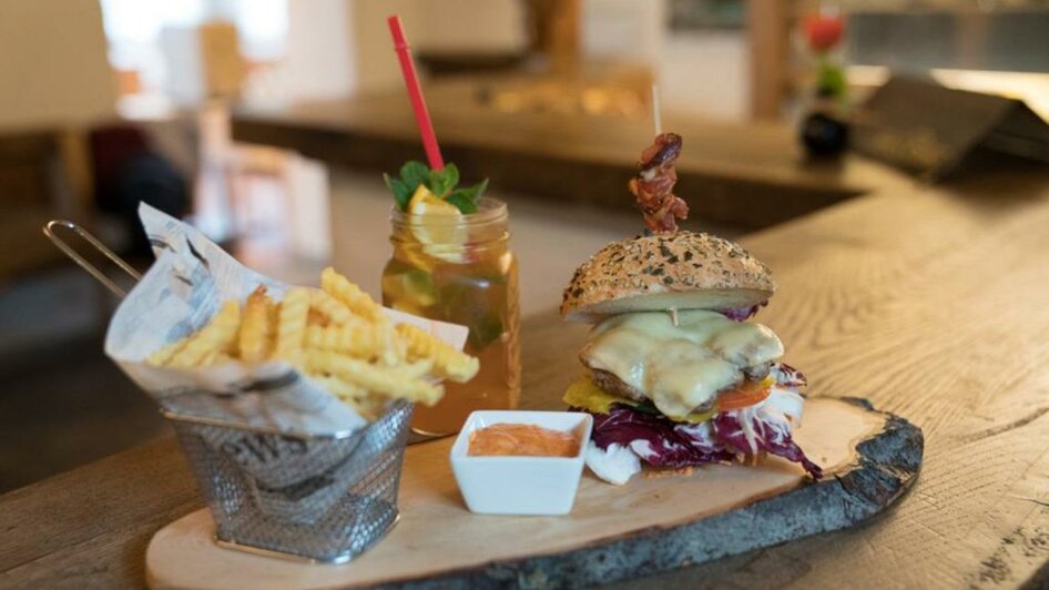 Burger mit Pommers fein garniert | © Landhof Steinbäck