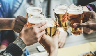 Prost | © AdobeStock_228098376 (1) Pub