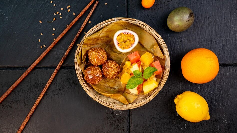 Má Kitchen - Sesambällchen und Obstsalat | © Má Kitchen