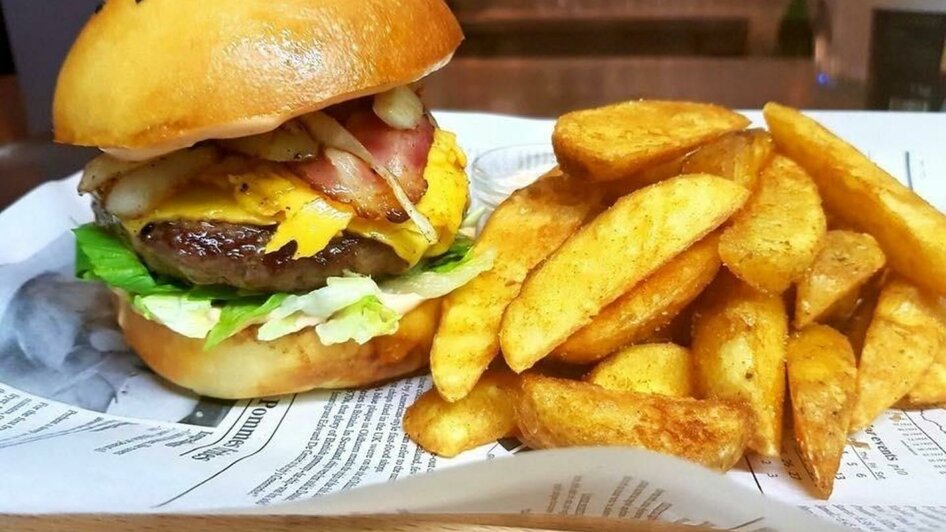 Burger & Pommes | © Stephan Friesinger