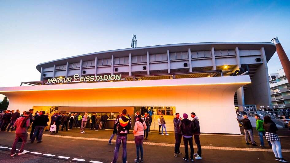 Merkur Eisstadion Vorplatz | © MCG - Krug