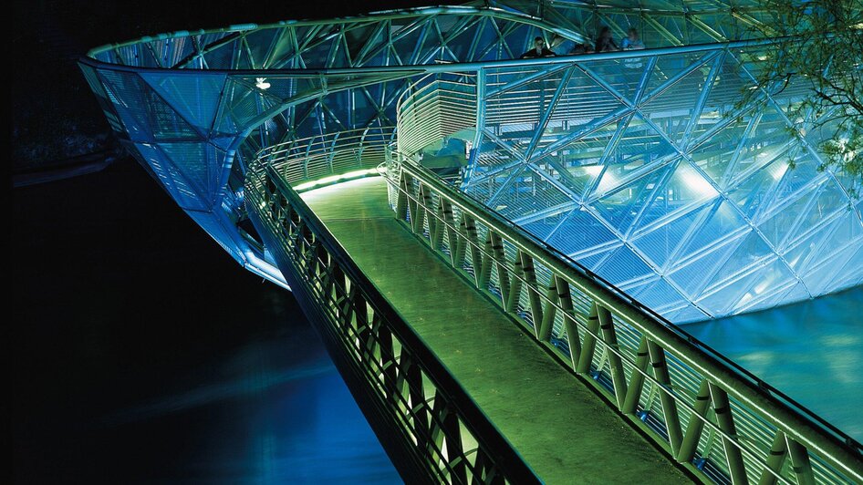 Murinsel Café - Leuchtender Steg zur Insel | © Graz Tourismus - Harry Schiffer